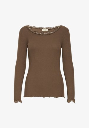 Brūns ribota garām piedurknēm augšdaļa ar mežģīņu apdari uz laivas formas kakla un skalotu apdari uz piedurknēm, izgatavota no mīksta auduma.