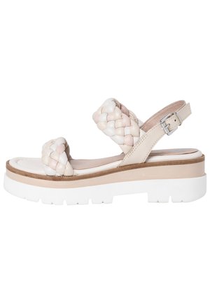 Vævet beige og lyserød sandal med en robust hvid sål, ankelrem og flad platform design.