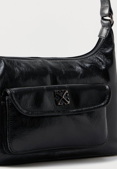 Μαύρη δερμάτινη τσάντα ώμου με εμπρόσθια τσέπη με καπάκι, που διαθέτει μικρό μεταλλικό κούμπωμα σε σχήμα σταυρού και ρυθμιζόμενο λουρί.