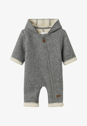 Salopette en polaire grise avec des manches courtes et une capuche. Accents couleur crème aux poignets et au zip. Présente une fermeture à glissière et un tissu texturé.