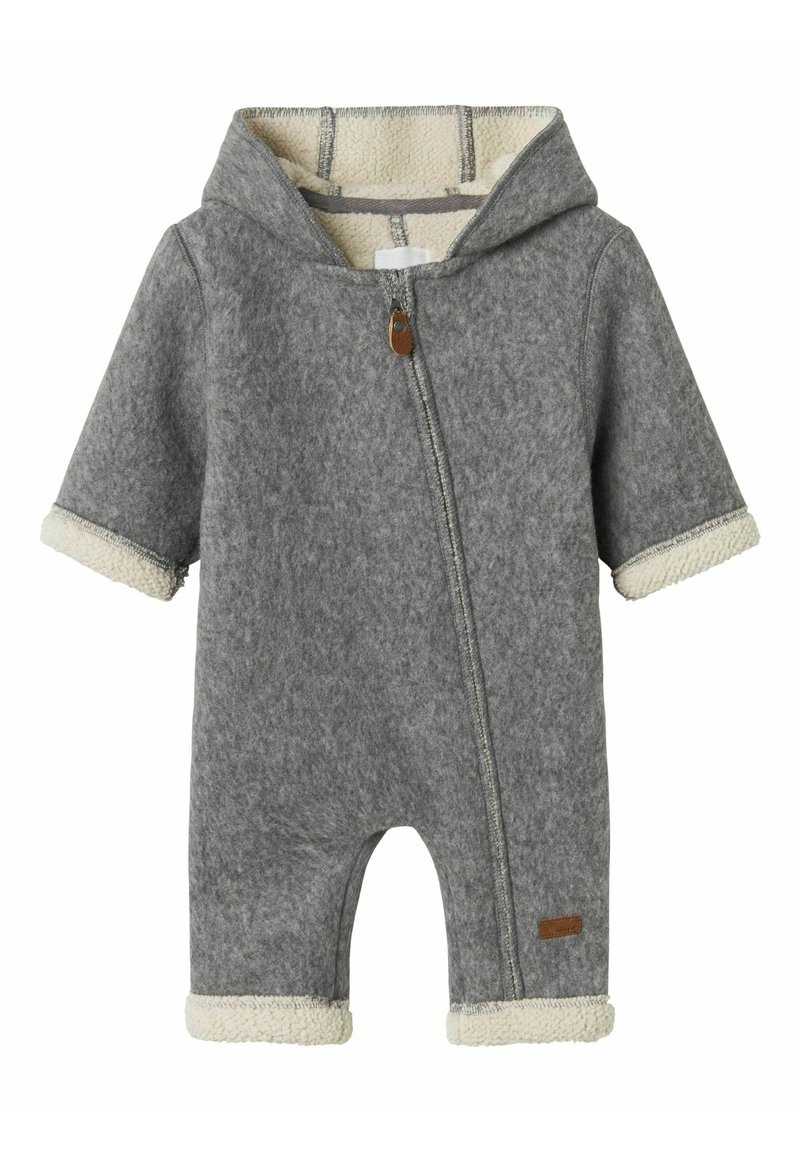 Salopette en polaire grise avec des manches courtes et une capuche. Accents couleur crème aux poignets et au zip. Présente une fermeture à glissière et un tissu texturé.