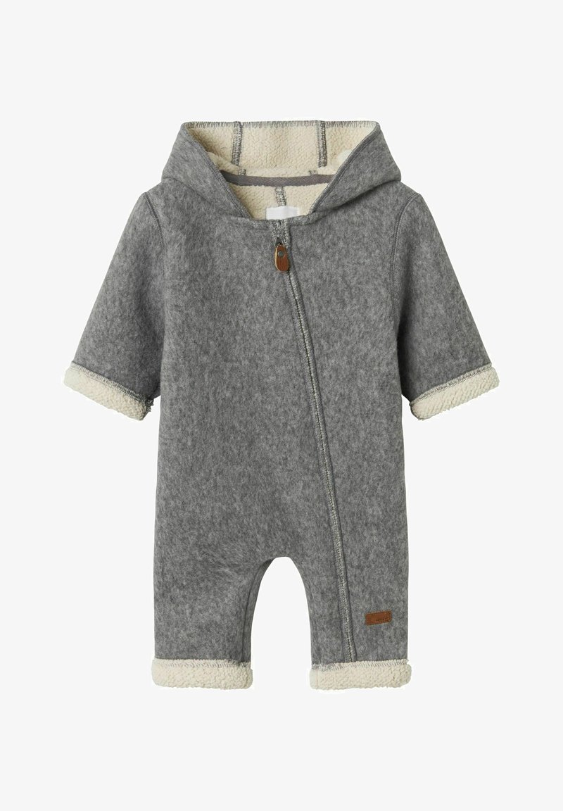 Salopette en polaire grise avec des manches courtes et une capuche. Accents couleur crème aux poignets et au zip. Présente une fermeture à glissière et un tissu texturé.