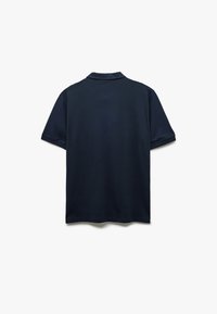 Donker marineblauw polo-shirt gemaakt van gestructureerde katoenstof, met een klassieke kraag en korte mouwen, getoond vanuit de achterkant.