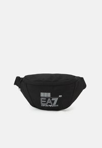 Juodas audinys juosmens krepšys su apvalia forma, su užtrauktuku ir spausdintu "EA7 Emporio Armani" logotipu baltos spalvos. Lengvas ir patvarus dizainas.