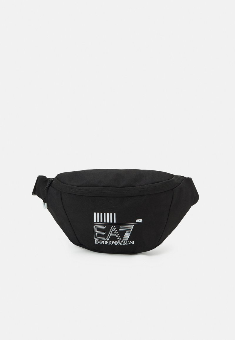 Juodas audinys juosmens krepšys su apvalia forma, su užtrauktuku ir spausdintu "EA7 Emporio Armani" logotipu baltos spalvos. Lengvas ir patvarus dizainas.
