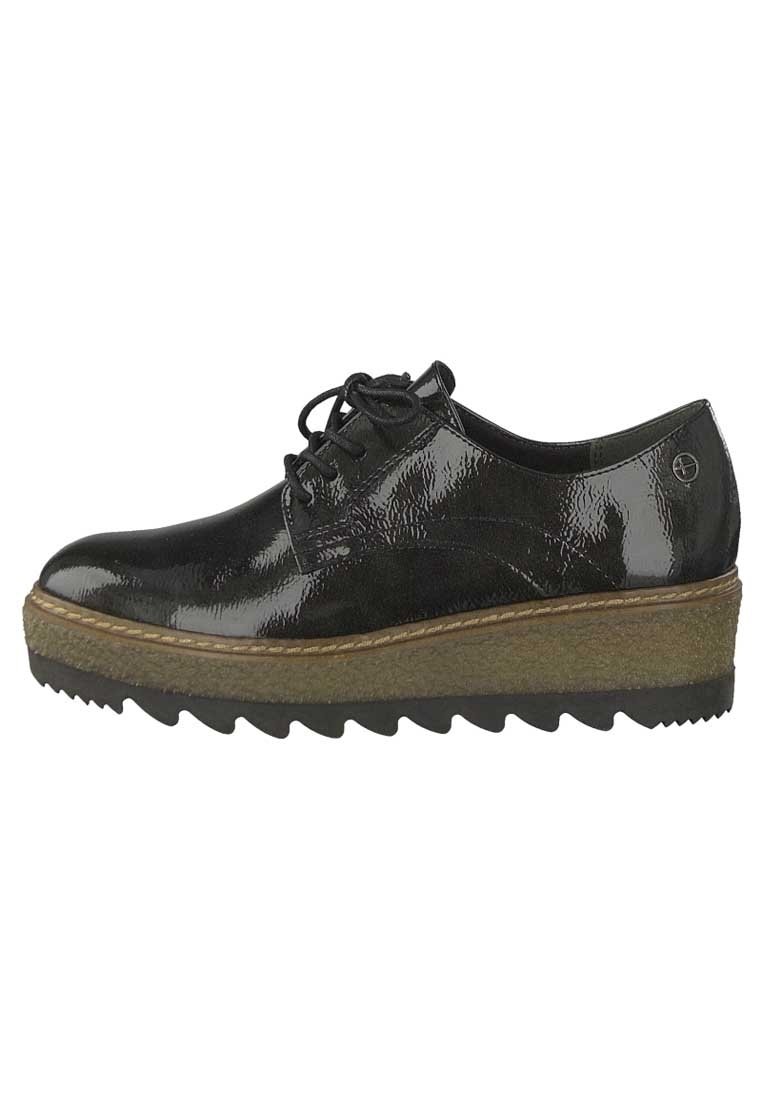 Scarpe stringate in vernice nera con tomaia testurizzata, sottopiede sottile marrone e suola in gomma sagomata, caratterizzate da una punta rotonda e un design leggero.