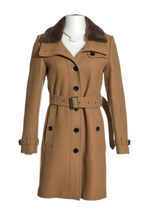 Abrigo largo para mujer color camel con cuello de piel oscuro, botones negros en la parte delantera, cintura con cinturón y puños con hebilla.
