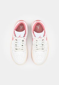 Baskets en cuir blanc avec des accents rose et une semelle crème semi-transparente. Dotées de perforations pour la respirabilité et d'un design à lacets.