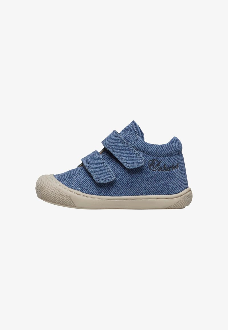 Baskets en denim bleu avec deux bandes Velcro, embout en caoutchouc et semelle texturée. Accentuation avec logo sur le côté et détails cousus.