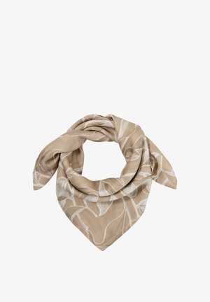 Foulard carré beige avec motifs abstraits de feuilles blanches, plié et noué lâchement sur fond blanc.