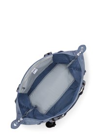 Modrá textilní taška se zipovým uzávěrem. Interiér obsahuje šedé podšívání, několik kapes a texturovaný povrch s koženými akcenty.