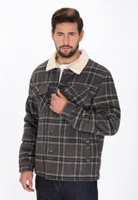 Gråternet jakke med en beige sherpa krave, knaplukning, to brystlommer og lange ærmer. Fremstillet af et blødt, tekstureret stof.