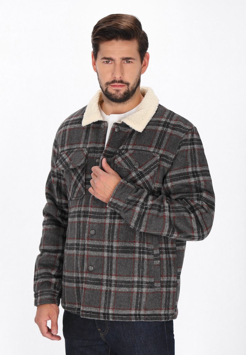 Gråternet jakke med en beige sherpa krave, knaplukning, to brystlommer og lange ærmer. Fremstillet af et blødt, tekstureret stof.