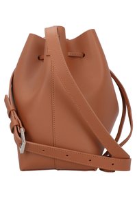 Borsa a secchiello in pelle marrone con finitura testurizzata, tracolla regolabile, parte superiore arricciata e cuciture visibili lungo le giunzioni.