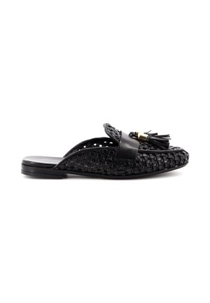 Mocassino slip-on in pelle nera intrecciata con nappe e tacco basso piatto, mostrato di lato su sfondo bianco.