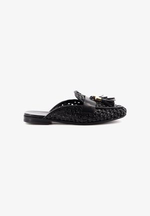 Mocassino slip-on in pelle nera intrecciata con nappe e tacco basso piatto, mostrato di lato su sfondo bianco.