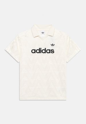 Biela polokošeľa Adidas s čiernym logom a emblémom trefoilu, so subtílnym chevronovým vzorom na látke.