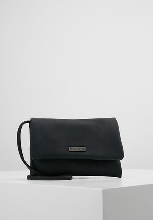 Bolso clutch negro de cuero con correa para la muñeca, solapa plegable y placa metálica con el logo de la marca, expuesto sobre una superficie blanca.