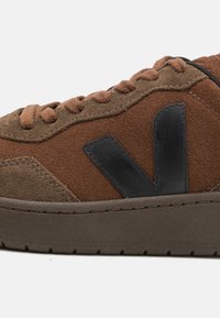 Veja V 90 - Baskets basses - walnut/black