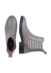 Stivaletti alla caviglia in pelle grigia con finitura liscia, pannello laterale in tessuto a righe, tacco testurizzato e una linguetta con un piccolo design a forma di cuore.