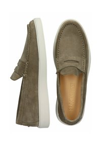 Scarpe slip-on in suede taupe con punta arrotondata, suola in gomma bianca e dettagli ricamati nella parte superiore. L'interno presenta il marchio.