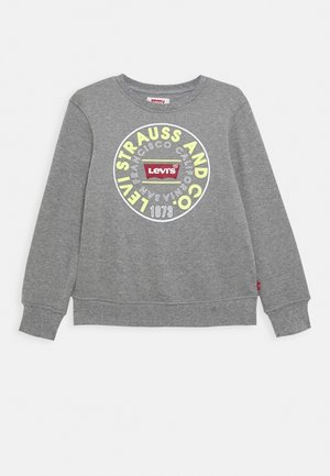 Szara bluza z długim rękawem i okrągłym dekoltem z logo Levi's oraz okrągłym napisem „LEVI STRAUSS AND CO SAN FRANCISCO CALIFORNIA 1873” na przodzie.