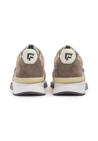 Sneaker in suede beige e grigio con dettagli in mesh, punta arrotondata, suola spessa bianca e suola esterna in gomma nera. Logo sul tallone.