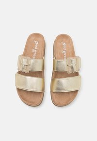 Gull metallic sandaler med to brede stropper og en spenne, med en myk tan fotseng og en glatt, skinnende overflate.