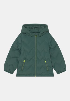 Veste matelassée vert foncé avec capuche, dotée de fermetures éclair jaunes contrastantes, poignets élastiqués et deux poches avant.