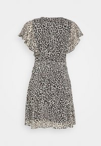 Robe à manches courtes en tissu léger avec un motif léopard, dotée d'une taille cintrée et d'une jupe évasée dans un schéma de couleurs noir et beige.