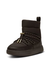 Botín marrón impermeable hasta el tobillo con un cuello acolchado, parte superior texturizada, cordones decorativos con herrajes dorados y una suela plana de goma.