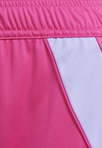 Roze sportshorts met een textuurstof, een elastische tailleband en een contrasterend lichtpaars zijpaneel.