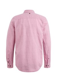 Langarmhemd aus hellrosa Leinen mit Kentkragen, ausgestattet mit Knopfmanschetten und einer subtilen strukturierten Oberfläche.