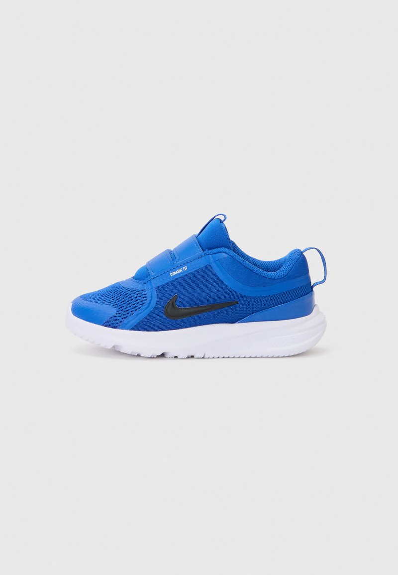 Baskets de sport Nike bleues avec une tige en mesh, logo swoosh noir, sangle ajustable, semelle blanche et talon renforcé pour le soutien.