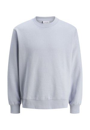 Jasnoniebieski sweter z okrągłym dekoltem, wykonany z miękkiego materiału, z ściągaczami przy mankietach i u dołu. Prosty wzór, bez widocznych printów czy akcentów.
