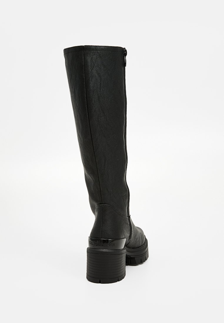 Bottines noires montantes en simili cuir texturé avec un large talon, fermeture éclair sur le côté et semelle à crampons prononcés.