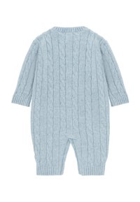 Jumpsuit de punto azul claro con patrón de trenzas, mangas largas y puños acanalados. La parte posterior presenta un escote redondeado y cierre a presión.