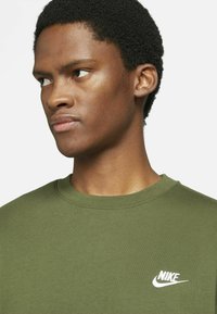 Nike Sportswear CRW - Camisola - rough green/white