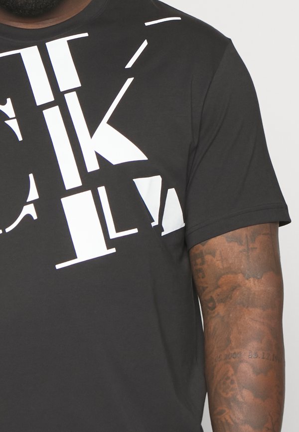 SCATTERED LOGO TEE - Print T-shirt2