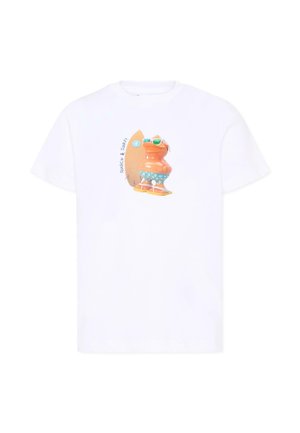 Maglietta bianca con un'anatra dei cartoni animati che indossa occhiali da sole e pantaloncini da bagno, in piedi accanto a una tavola da surf con la scritta "QUACK & SURF!".