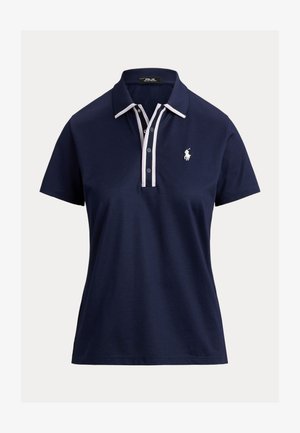 Tmavě modrá polokošile s krátkým rukávem, s límečkem a zapínáním na knoflíky lemovanými bílou barvou, na hrudi zdobená bílým vyšívaným logem hráče pola.