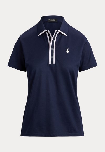 Σκούρο μπλε κοντομάνικο πόλο με γιακά και πατιλέτα με κουμπιά περιμετρικά λευκής επένδυσης, με λευκό κεντητό λογότυπο παίκτη πόλο στο στήθος.