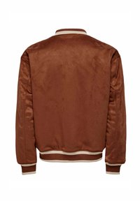 Veste pilote marron avec une texture lisse, des poignets et un ourlet côtelés de couleur crème contrastante, dotée d'un col classique et d'un design épuré.