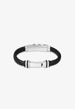 Zwarte gevlochten leren armband met een zilveren metalen sluiting met zwarte accenten en gegraveerd logo, die een strakke, moderne uitstraling heeft.