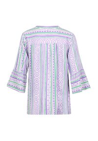 Lila gemusterte Bluse mit geometrischen Designs in Grün, mit weit ausgestellten Ärmeln und geradem Saum. Hergestellt aus leichtem Stoff.