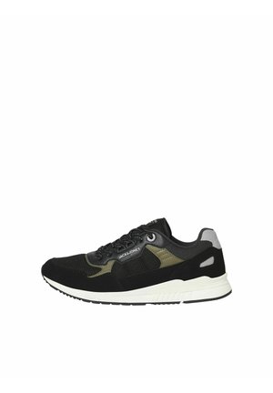 Chaussure de sport noire et vert olive avec semelle blanche, lacets à l’avant et marquage Jack & Jones sur le côté.