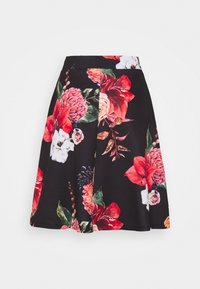 Falda negra con flores que presenta vibrantes flores rojas, rosas y blancas con hojas verdes. Diseño acampanado y textura suave.