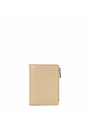 Portefeuille en cuir beige avec une texture lisse, de forme rectangulaire, une fermeture éclair sur un côté et un logo en relief sur le devant.