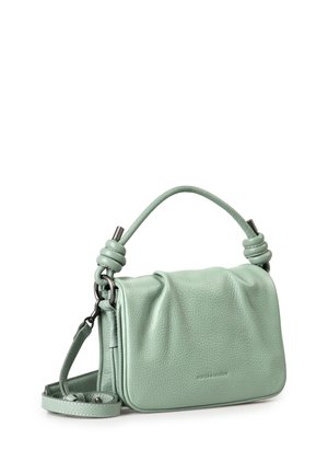 Borsa a tracolla in pelle verde menta, texture morbida, forma rettangolare, dettagli della tracolla annodati, tracolla regolabile, branding minimalista sul frontale.