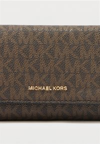 Καφέ δερμάτινο πορτοφόλι με διακοσμητικό σχέδιο και χρυσό λογότυπο. Ο σχεδιασμός παρουσιάζει υφή και κομψό, συμπαγές σχήμα.